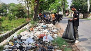Prihatin Dipenuhi Sampah, Mahasiswa dan Pelajar di Majalengka Turun Tangan Bersihkan Area Taman Makam Pahlawan