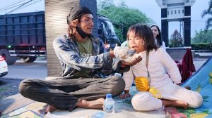 Dedi Mulyadi Dibikin Nangis Oleh Aksi Tukang Rongsokan Suapi Anak di Bawah Gapura