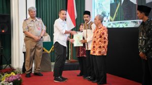 Pj Gubernur Jabar Bey Machmudin Serahkan 388.399 Sertifikat Hak Atas Tanah