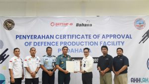 Kapuslaik Kemhan Serahkan Sertifikat Produksi ke DAHANA di Subang