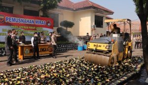 Jelang Nataru, Polres Majalengka Musnahkan Ribuan Botol Miras