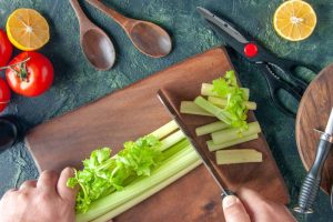 Mengenal Manfaat Konsumsi Daun Seledri bagi Tubuh