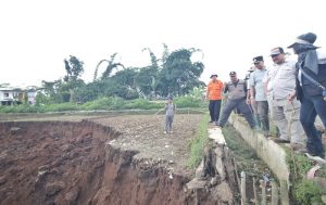 Longsor di Desa Kasomalang Wetan Subang Timbun 1 Hektare Areal Sawah dan Hambat ALiran Sungai