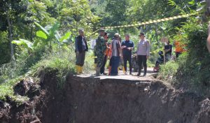 Tinjau Longsor Bandung Barat, Bey Machmudin Minta Warga Waspadai Bencana Bencana Hidrometeorologi
