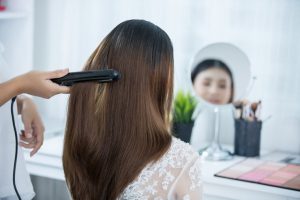 Jangan Meluruskan Rambut Saat Rambut Masih Basah, Begini Kata Ahli