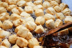 Jangan Main-main, Ada Bahaya Mengintai Jika Makan Tahu Panas dengan Cabai