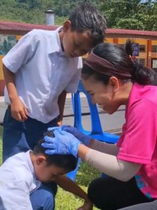 Viral di TikTok! Guru Bersihkan Rambut Siswa dari Kutu, Videonya Bikin Haru