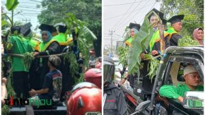Unik! Wisudawan di Subang Konvoi Kendaraan Bagikan Sayuran untuk Warga