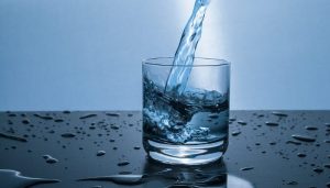 Minum Air Putih di Pagi Hari Saat Perut Masih Kosong, Ternyata ini Manfaatnya.