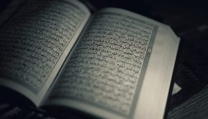 Rutin Membaca Surat Al Mulk Sebelum Tidur, Berikut Keutamaan dan Penjelasannya