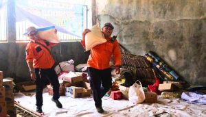BPBD Sukabumi dan Tim Gabungan Sigap Bagikan Logistik kepada Penyintas Longsor di Pengungsian