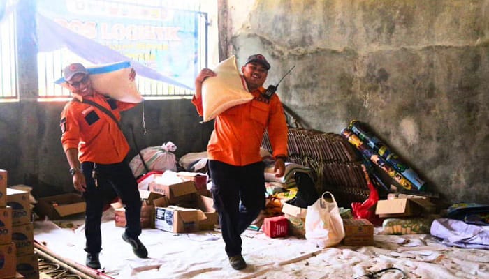 BPBD Sukabumi dan Tim Gabungan Sigap Bagikan Logistik kepada Penyintas Longsor di Pengungsian