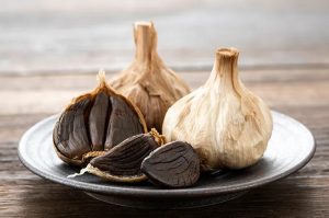 Ternyata Ada Manfaat Luar Biasa Bagi Tubuh Jika Anda Mengkonsumsi Bawang Hitam