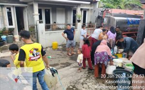 Karang Taruna RW 02 Soklat dan Satuan Kopi Kirim Dua Tangki Air Bersih ke Warga Terdampak Longsor Cipondok
