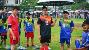 Mampir ke Yogyakarta, Jokowi Main Bola Sambil Hujan-hujanan dan Kunjungi Mal Ambarukmo