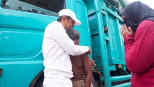 KDM Menangis! Supir Truk Asal Lampung Berjuang Kuliahkan Anaknya di S2