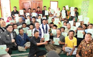 Menteri ATR Berikan Sertifikat Huntap Warga Terdampak Longsor di Bogor
