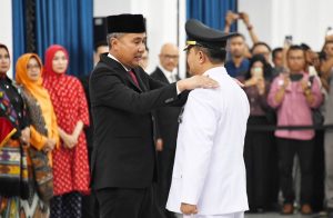 Pj Gubernur Jabar Lantik Barnas Adjidin Sebagai Pj Bupati Garut