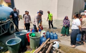 Polisi Datangkan Mobil Tangki Air Atasi Krisis Air Bersih di Cisalak Subang