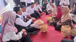 Pendapatan Pengrajin Anyaman di Majalengka Ambrol. Pj Bupati Kasih Solusi Ini