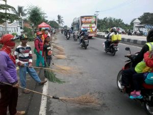 Tradisi Unik Para Penyapu Koin di Jembatan Sewo Pantura