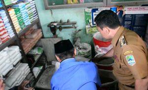 Petani Keluhkan Kelangkaan Pupuk, Pj Bupati Majalengka Sidak ke Kios Pupuk