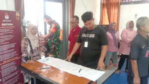 Petugas Sortir dan Lipat Surat Suara Pemilu Sumringah. KPU Purwakarta Langsung Bayar Honor Mereka