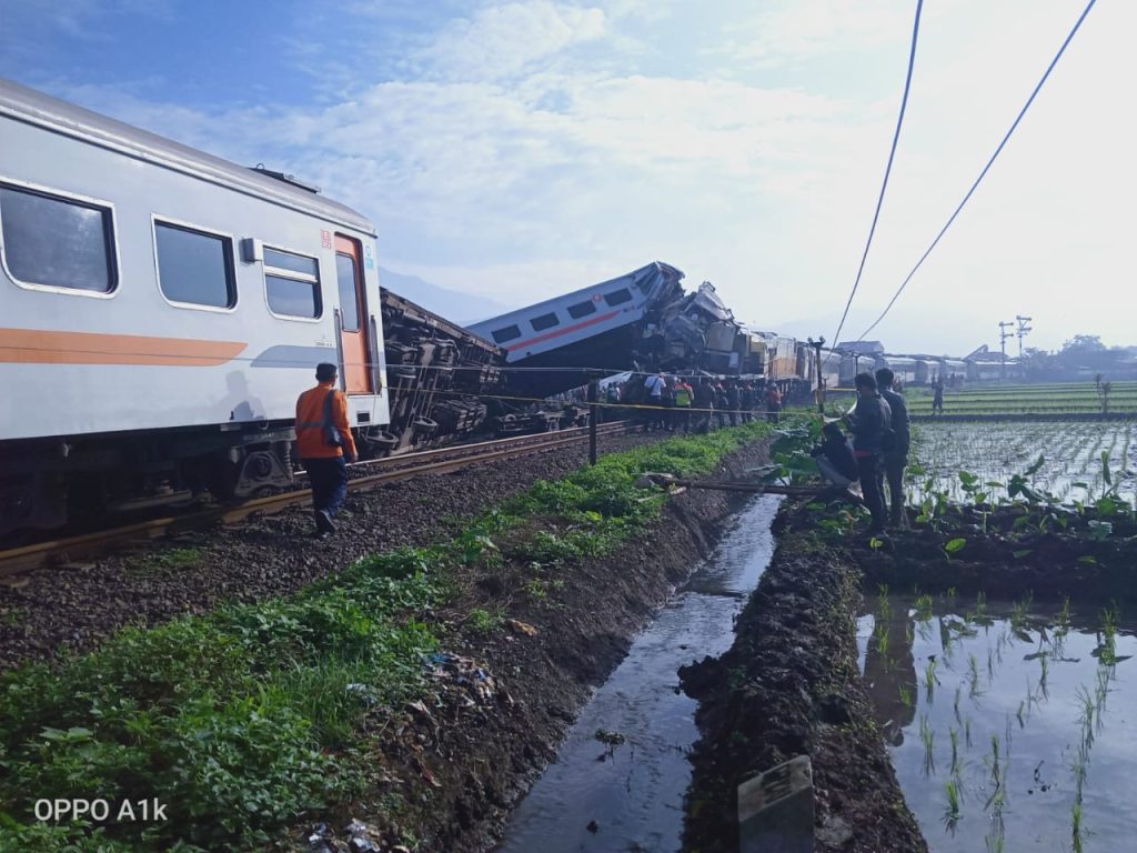 Evakuasi Korban Tabrakan KA di Bandung Masih Berlangsung