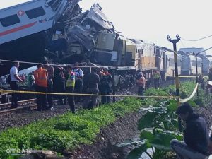 Tabrakan Kereta Turangga dan Keretea Commuter Line di Bandung Pagi Ini