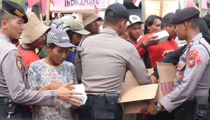 Kawal Aksi Damai Nelayan Eretan, Polres Indramayu Berikan Pelayanan Humanis dan Bagikan Makanan