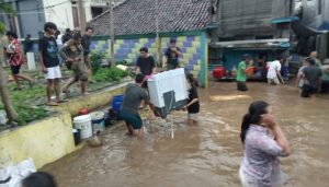 Banjir Rendam 52 RT di Jakarta, Ketinggian Air Capai 1 Meter