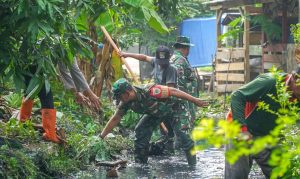 Waspada Banjir, Danramil 0510/Binong Pimpin Kerja Bakti Pembersihan Sungai di Desa Bojong Keding