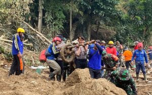 Tim Gabungan Selamatkan ‘Harta Karun’ dari Timbunan Longsor di Kasomalang Subang, Nilainya Capaian Ratusan Juta