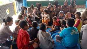 Polwan Cantik Lakukan Trauma Healing untuk WargaTerdampak Longsor di Kasomalang Subang