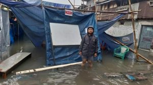 Banjir Hujani Tempat Pemungutan Suara TPS 039 di Duri Kepa, Jakarta Barat