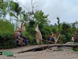 Alami Pergeseran Tanah, Setengah Badan Jalan Pengubung ke Kecamatan Cijambe Amblas. Tiga Desa Terancam Terisolasi