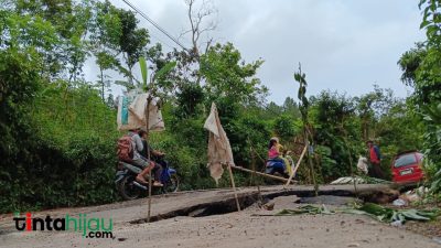 Jalan Terbelah, Tiga Desa di Cijambe Subang Terancam Terisolasi