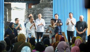 Didampingi Mendag dan Menteri BUMN, Presiden Salurkan Beras di Bekasi