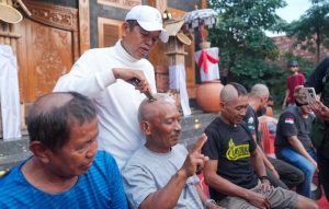 Sambut Kemenangan Versi Quick Count, Puluhan Pendukung Prabowo di Subang Gunduli Rambut