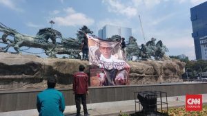 Aliansi BEM SI Bentang Spanduk di Patung Kuda, Bertuliskan ‘Politik Gentong Babi Ala Jokowi’