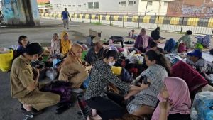 Debit Air Sungai Cipunagara Tinggi, Ratusan Warga Pamanukan Subang Mengungsi ke Bawah Jembatan Layang
