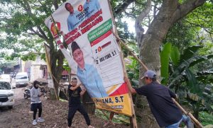 Hari Tenang Pemilu, Dedi Mulyadi Bersihkan Alat Peraga Kampanye Prabowo dan Gerindra di Subang