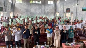 Pj Bupati Majalengka Serahkan Sertifikat Tanah Program PTSL bagi 2.900 Warga Kecamatan Malausma.