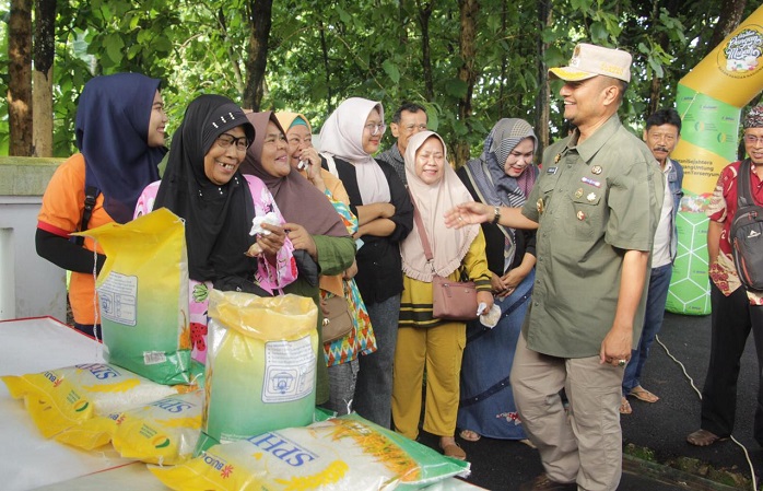 Harga Beras Melambung Tinggi, Warga Rela Antri Beli Beras di Gerakan Pangan Murah Pemkab Subang