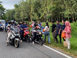 Milenial DAHANA Bagikan Puluhan Bingkisan Takjil ke Pengguna Jalan di Subang