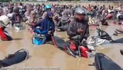 Viral! Banjir di Cirebon Timur Rendam Ribuan Kendaraan