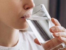 5 Manfaat Minum Air Hangat Saat Berbuka Puasa yang Perlu Kamu Tahu!