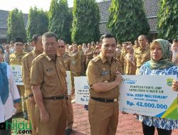 Pj. Bupati Majalengka Serahkan Hadiah TPS Unik dan Santunan Kematian pada Penyelenggara Pemilu 2024