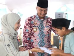 Gelar Safari Ramadan, Pj. Bupati Subang Serahkan Santunan untuk Yatim dan Marbot Masjid