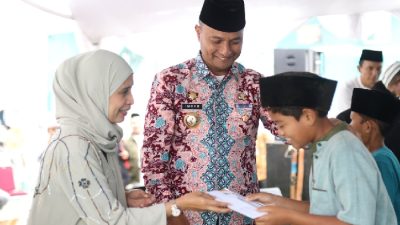 Gelar Safari Ramadan, Pj. Bupati Subang Serahkan Santunan untuk Yatim dan Marbot Masjid